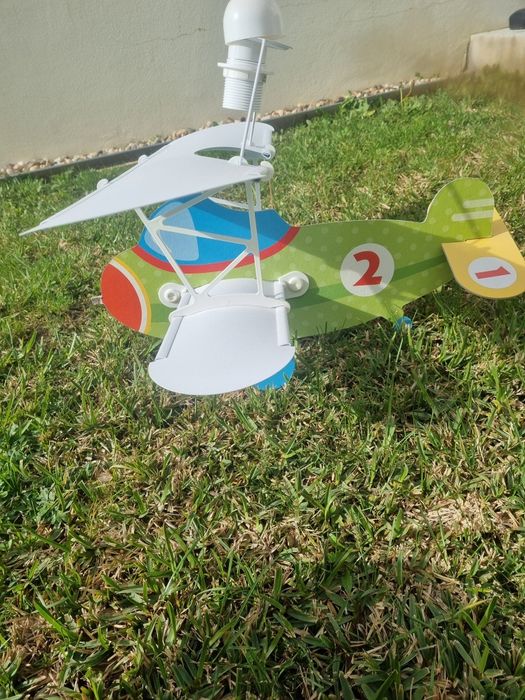 Candeeiro com formato de avião