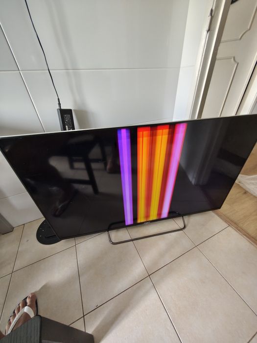 TV Sony com defeito, para peças. Tem comando de origem e cabos de energia .