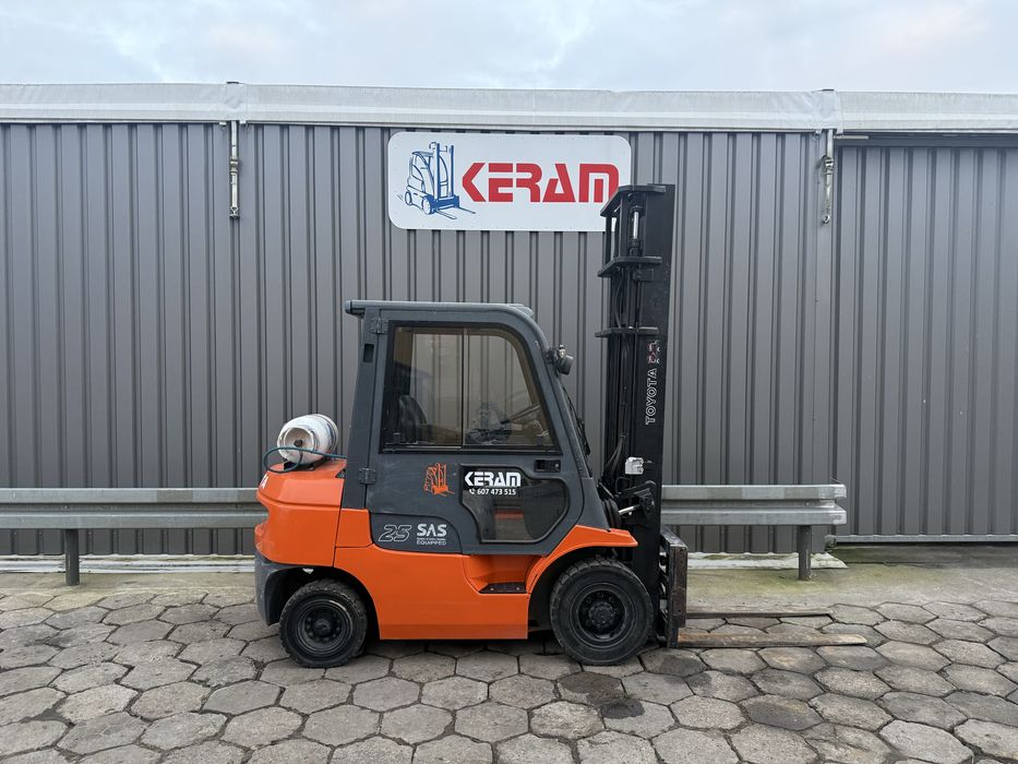 Wozek widłowy Toyota 2,5 tony