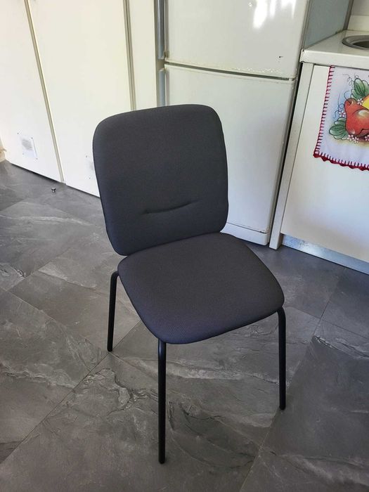 Mesa com 2 cadeiras e 2 bancos