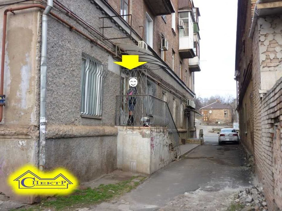 82 кв.м.  вул. Леніна(Свято-Миколаївська), 5 кабінетів .