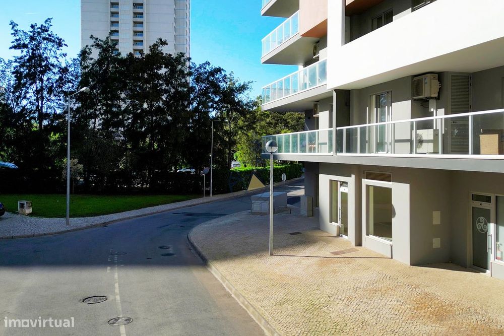 Espaço Comercial Novo na Praia da Rocha — Portimão, Faro