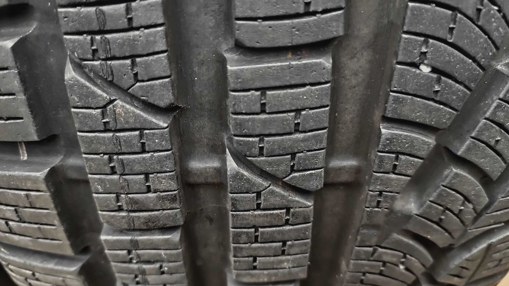 Шини 215/60R17. Pirelli 8,4мм. 2022р. Nokian