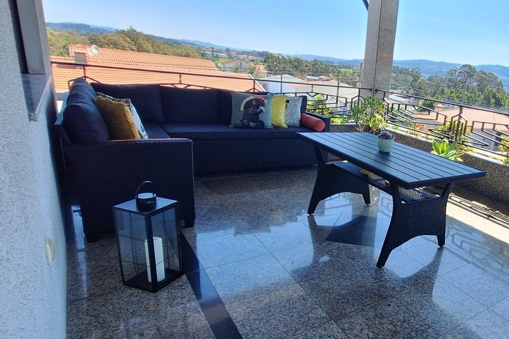 Conjunto mesa + sofá de exterior