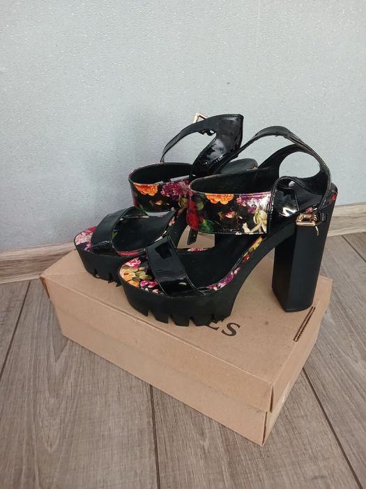 Продам шкіряні( лаковані) босоніжки