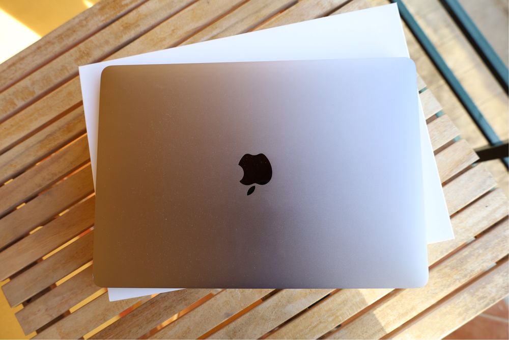 MacBook Pro Intel Core i5 Dual-Core de 13,3 Polegadas em Cinzento Side