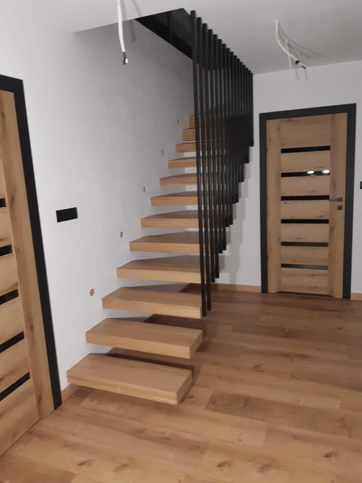 Schody półkowe wspornikowe wiszące Producent