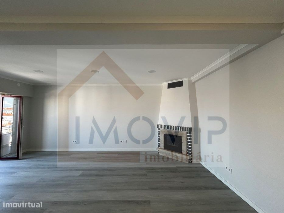 Apartamento T4 Totalmente Remodelado na Amora