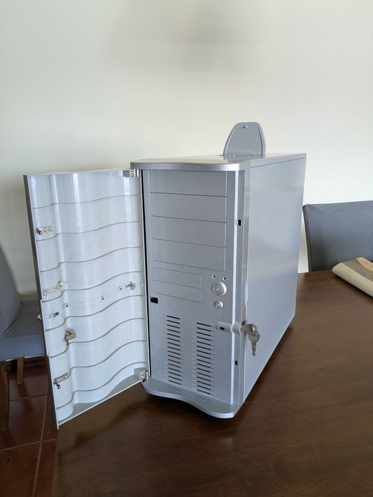 Caixa PC Thermaltake Soprano (Mid Tower) - Sem Fonte