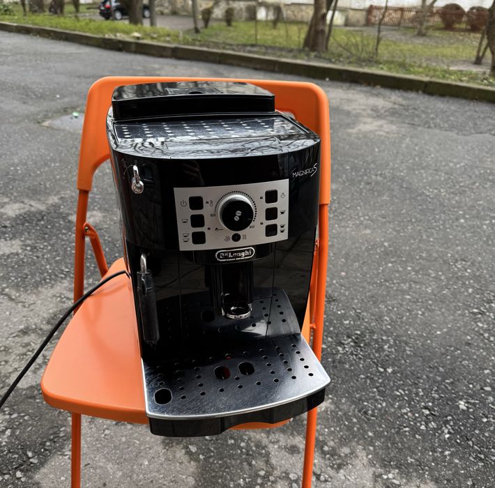 Кавомишина Delonghi Magnifica