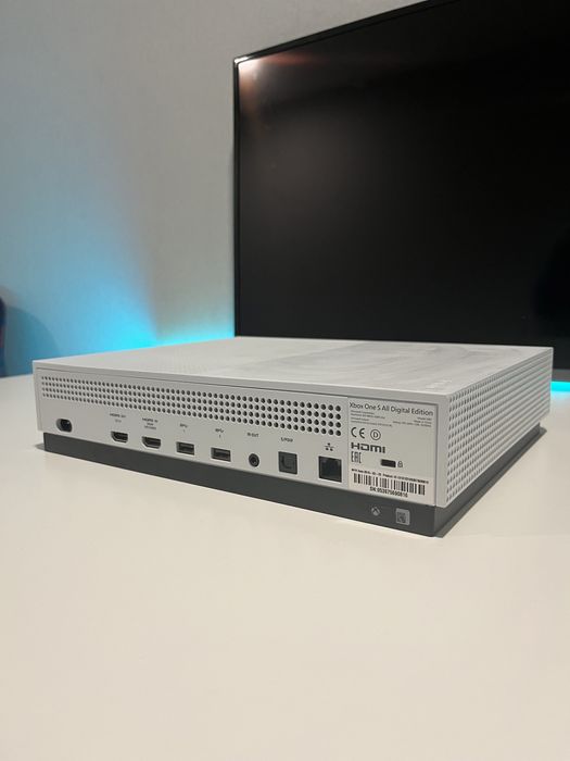 Xbox One Digital Edition + Controller + Razer Headphones64171757634946121