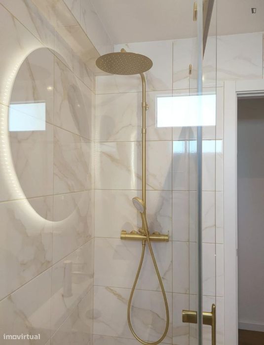 Quarto - localizado em Amadora Lisbon