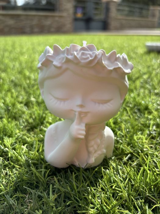 boneca de gesso cerâmico com vela