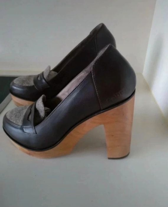 Sapatos de salto alto cubanas