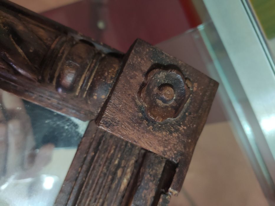 Espelho antigo com moldura em madeira.