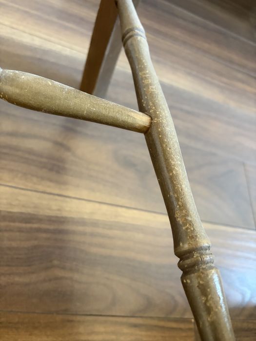 Cadeira antiga em madeira maciça com palhinha – ideal para restauro