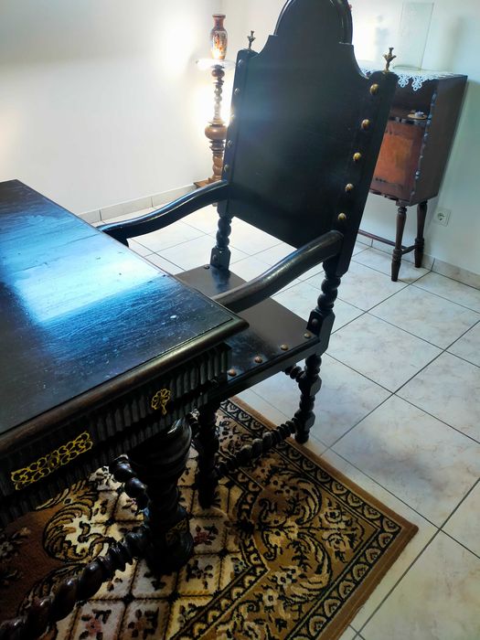 Mesa em cerejeira preta e 4 cadeiras e 1 cadeirão