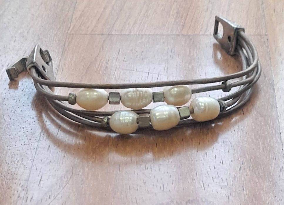 Pulseira de Couro com Pedras de Senhora