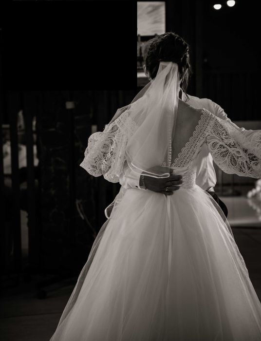 Весільна сукня з мереживними рукавами