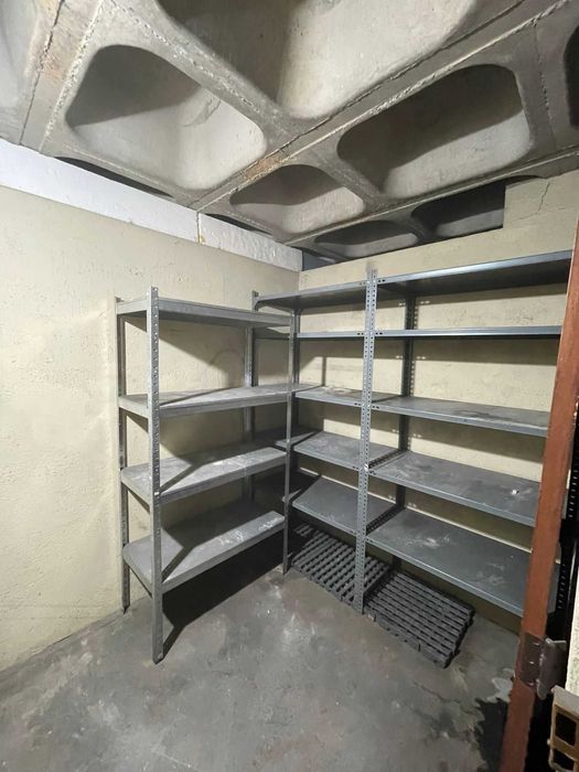 Espaço estacionamento c/ arrecadação em Faro