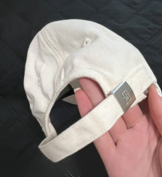Biala czapka Tommy Hilfiger