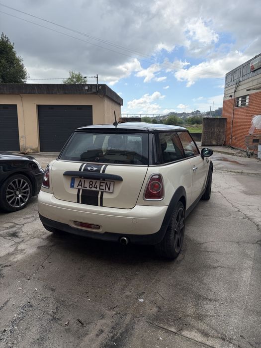 Mini cooper one .