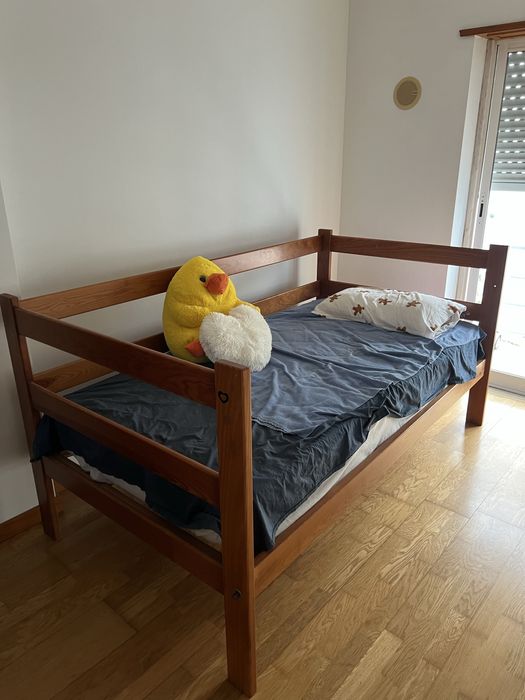 Cama individual em mareira maciça