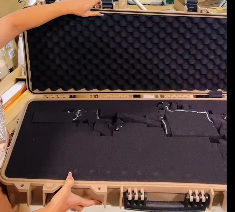 Estojo rígido para rifle VEVOR, com trava, 4 camadas de espuma pré-cortada, capacidade para 91 cm de armas, com rodas - Praticamente nova.