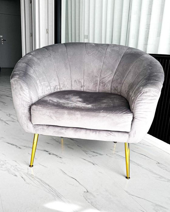 Poltrona em Veludo com pés Metálicos Dourados