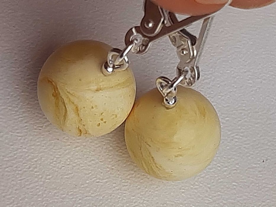 kolczyki z białym bursztynem