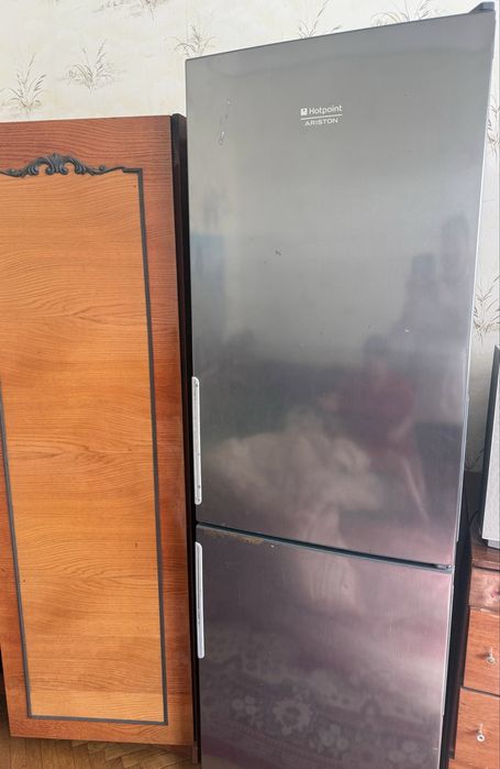 Продам великий холодильник Hotpoint Ariston