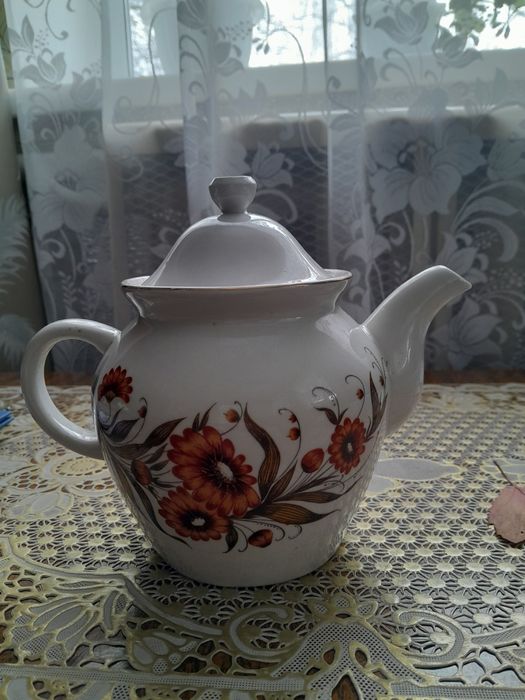 Продам чайник з фарфору