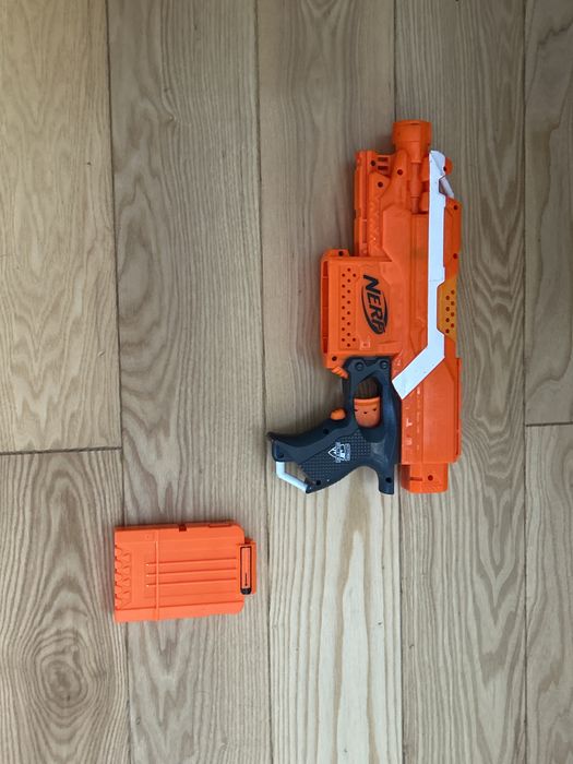 Pistolet nerf elite stryfe bez klapki na baterie
