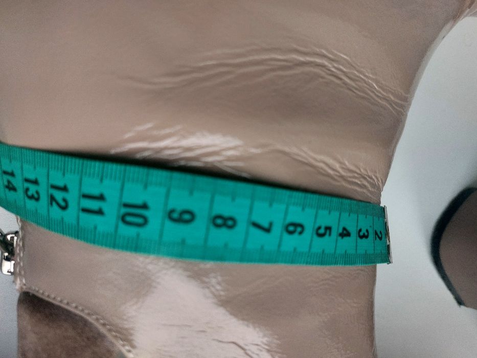 Продам жіночі ботінки.