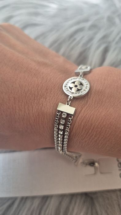 Pulseira prateada em aço com brilhantes