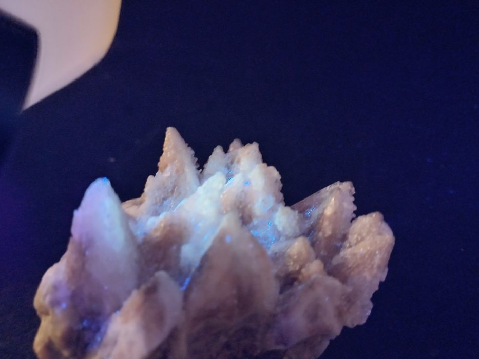 Pieknie wykształcony kalcyt pokryty kryształami selenitu. Meksyk