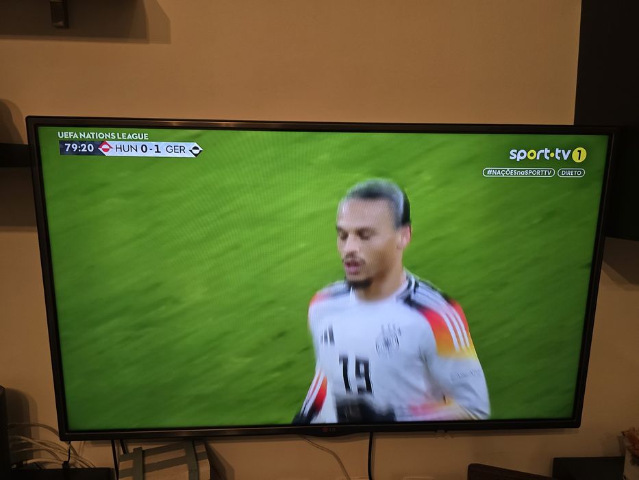 Vendo sala completa  televisão e moveis NÃO É IKEA