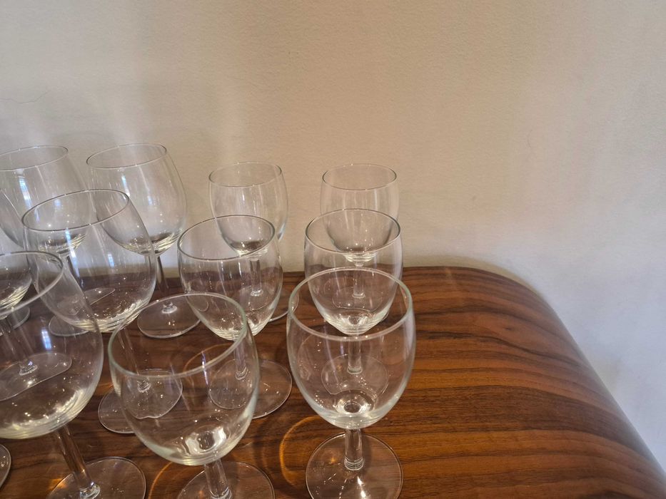 Copos vinho, água, espumante e licor