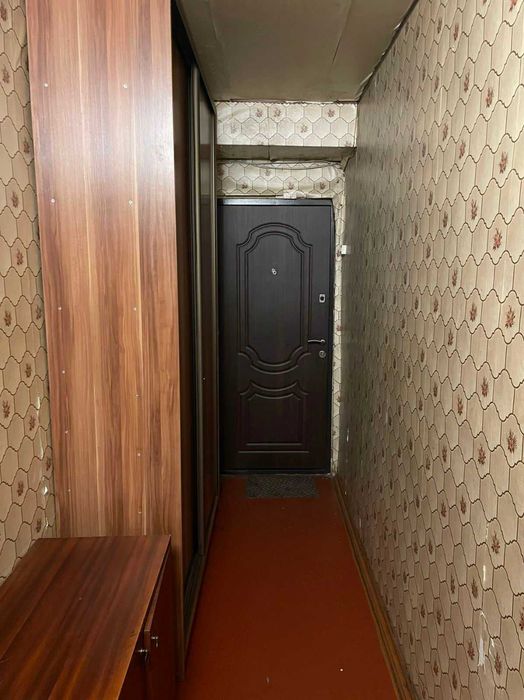 Без хазяїв.кімната в гуртожитку.Дарницкая площа.Азербальжанская 8