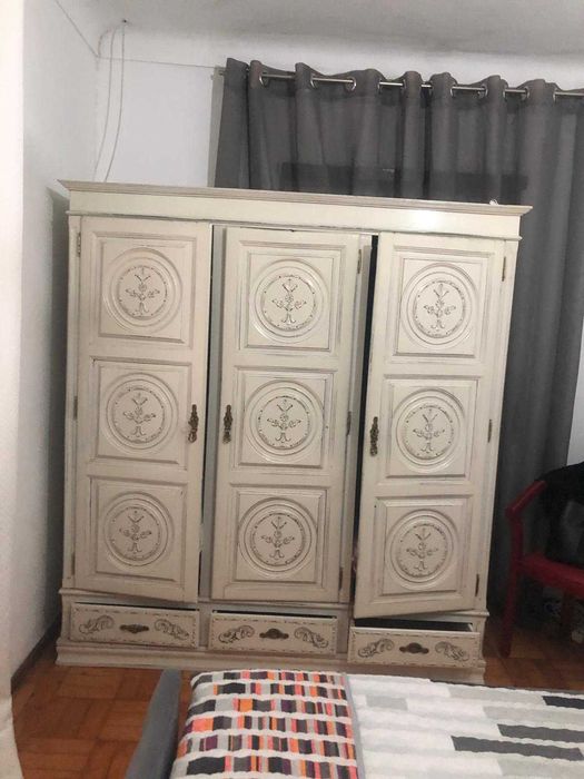 Quarto com Roupeiro de 4 portas cama e mesinha cabeceira