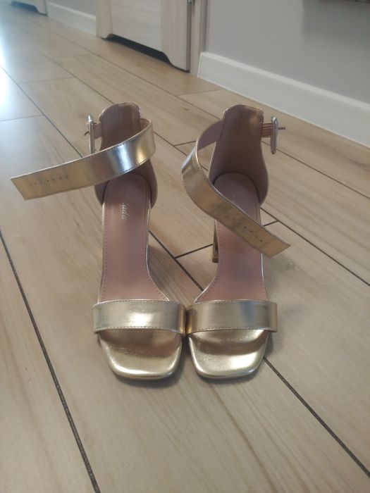 Złote sandałki na słupku