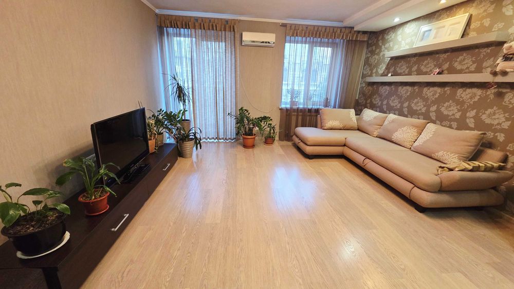 Продаж 3 кімнатної квартири з кабінетом в  центрі вул. Новосельського