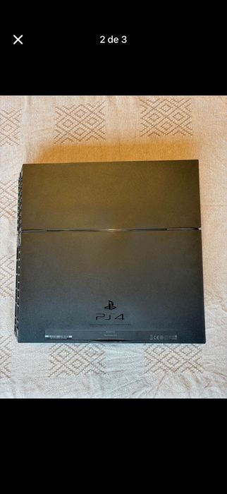 Playstation 4 com comando preto