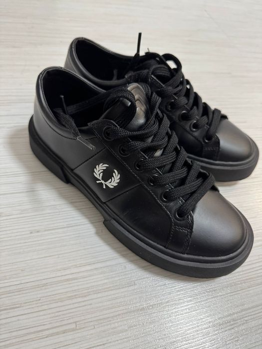 Туфли на шнурках ,,Fred Perry". Черного цвета.