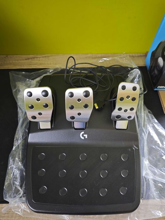 Kierownica Logitech G923 z pedałami + skrzynia biegów Jak nowa Gwaran.