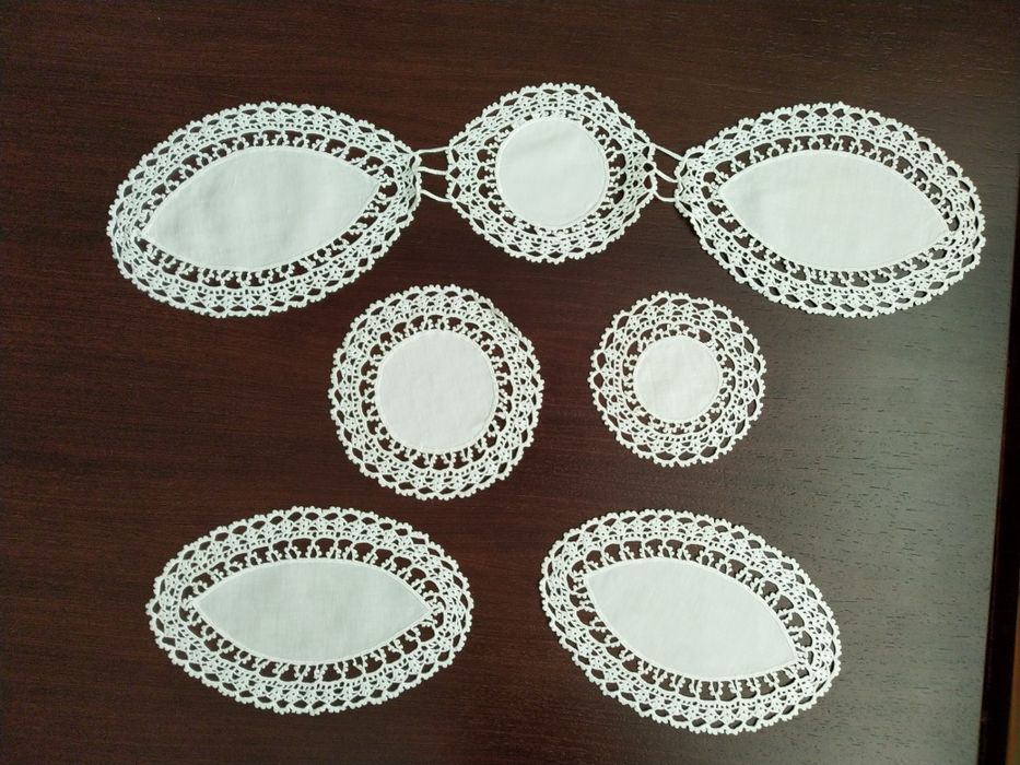 Panos como novos em renda e linho antigo.