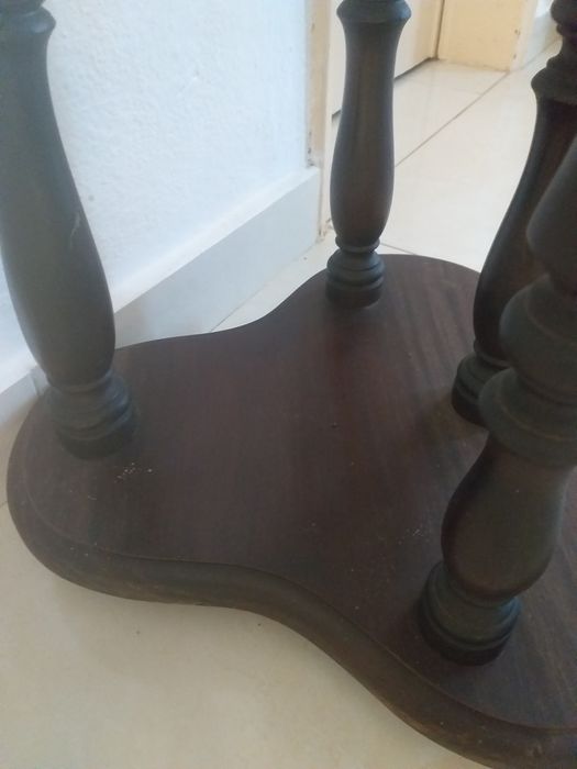 vendo floreira em  muito bom estada madeira mogno