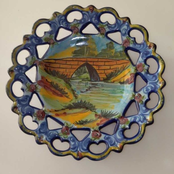 Prato decorativo em faiança Vestal, motivo 601A