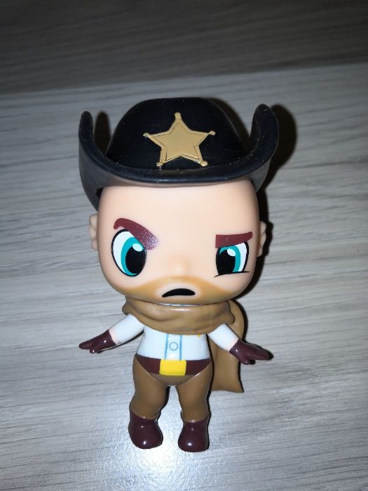 Фигурки человечки ковбой и супер герой.