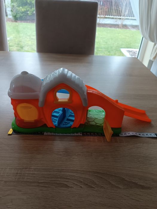 Domek do zabawy ze zjezdzalnia